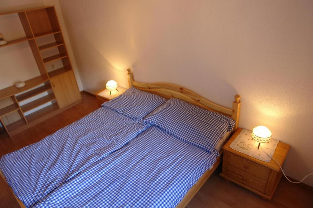 Uma cama ou camas num quarto em Myzermatt Monazit