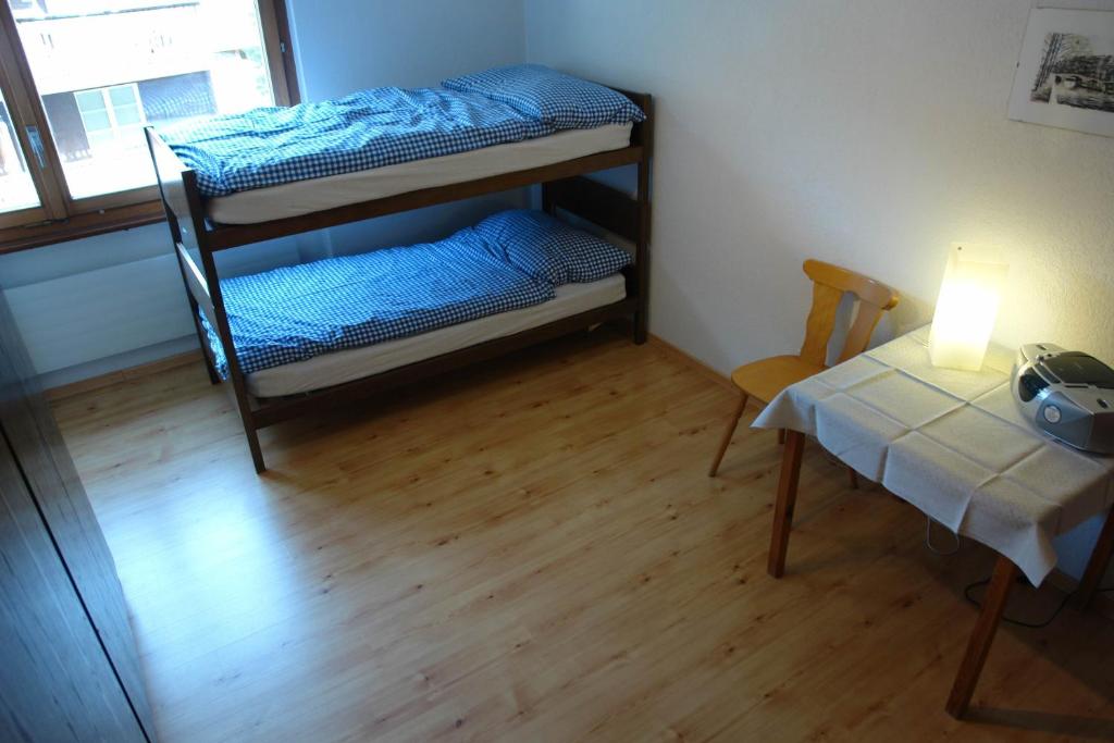 Uma cama ou camas num quarto em Myzermatt Monazit
