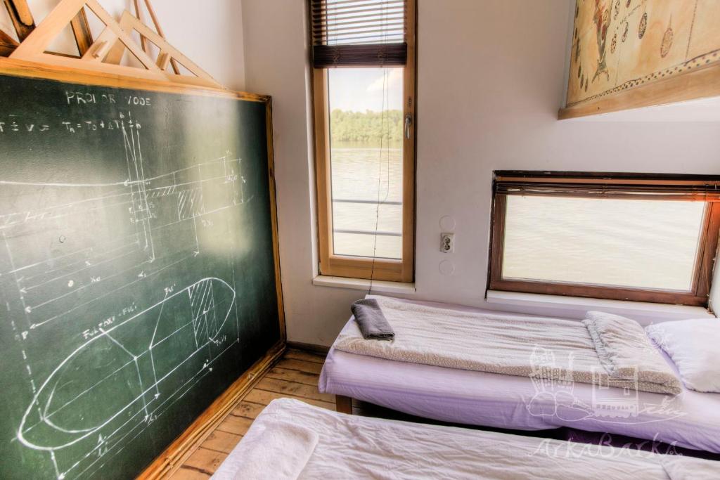 Postel nebo postele na pokoji v ubytování ArkaBarka Floating Hostel