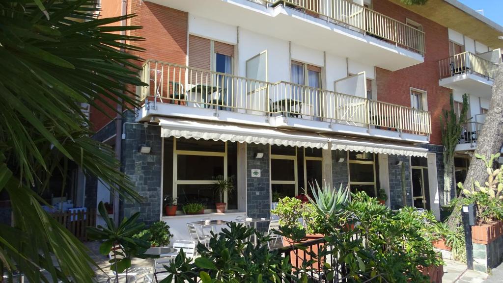 - une vue sur l'avant d'un bâtiment avec des plantes dans l'établissement Hotel Ambassador, à Laigueglia