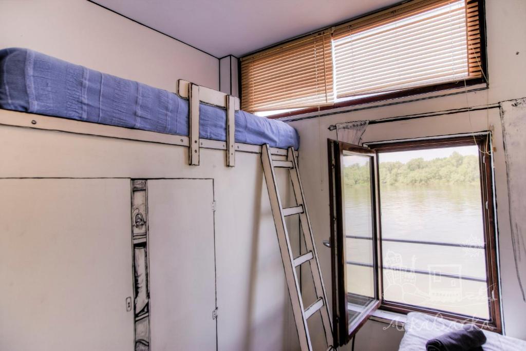 Postel nebo postele na pokoji v ubytování ArkaBarka Floating Hostel