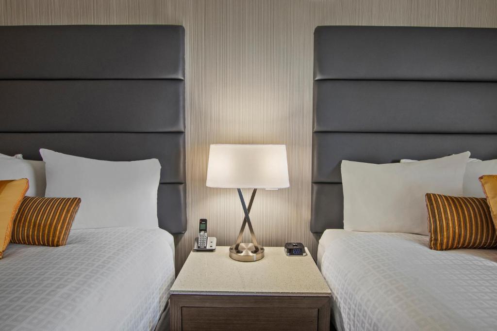 Best Western Premier Calgary Plaza Hotel & Conference Centreにあるベッド
