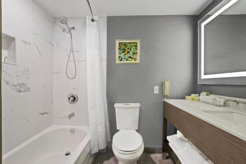 Best Western Premier Calgary Plaza Hotel & Conference Centreにあるバスルーム
