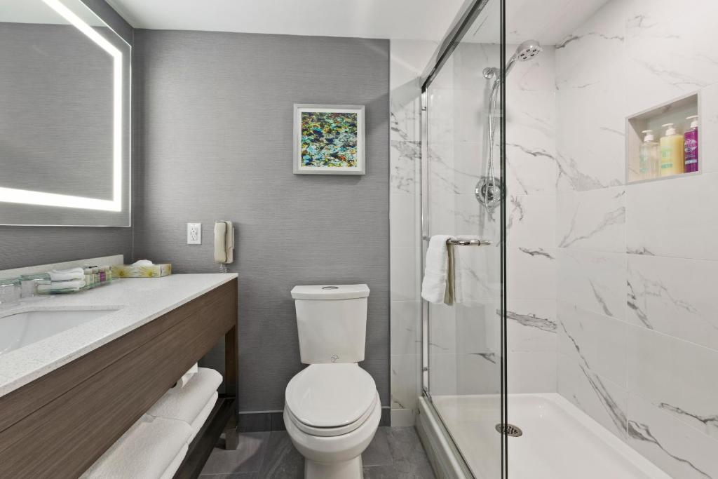 Best Western Premier Calgary Plaza Hotel & Conference Centreにあるバスルーム