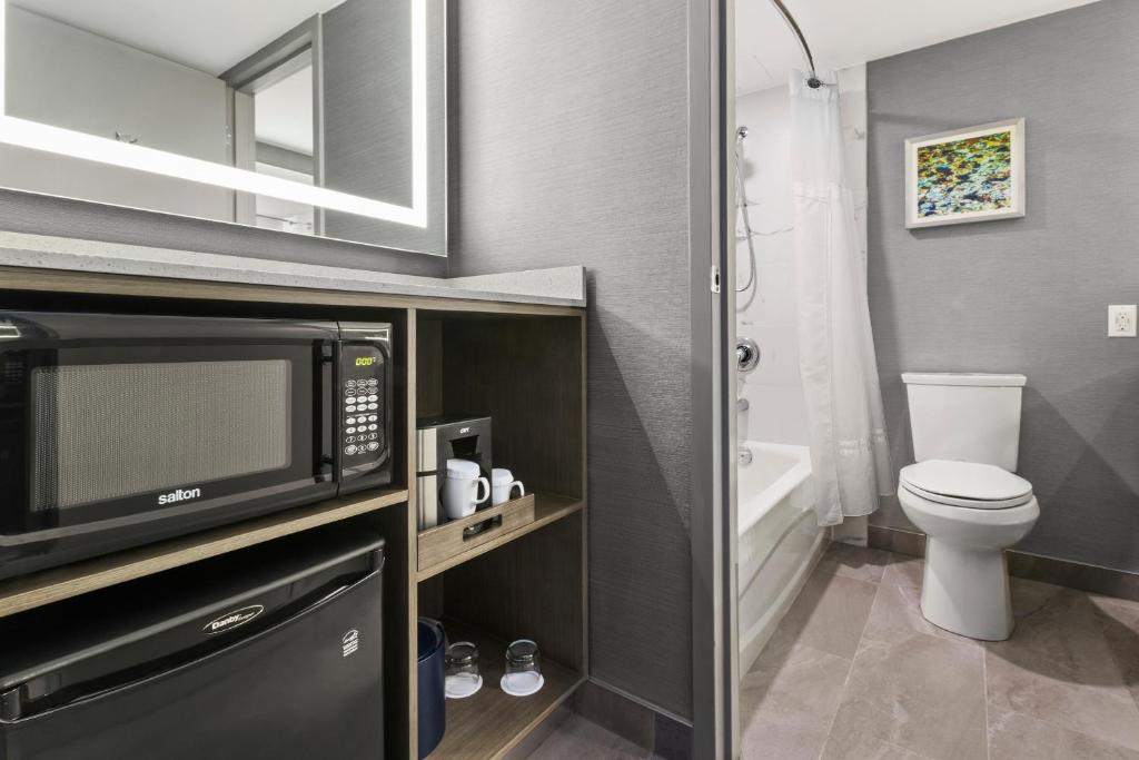 Best Western Premier Calgary Plaza Hotel & Conference Centreにあるバスルーム