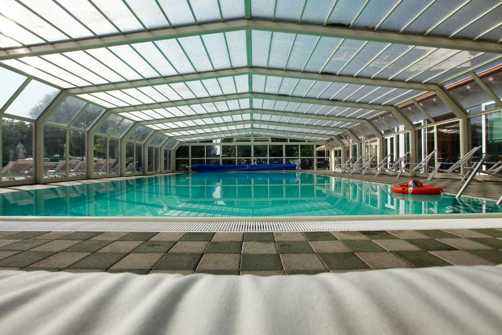 une grande piscine avec un plafond en verre dans l'établissement Agriturismo da Giovanni, à Peschiera del Garda