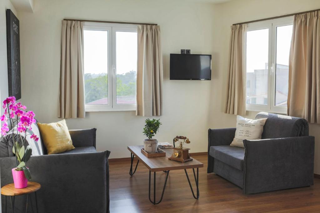 TV a/nebo společenská místnost v ubytování The Athens Version Luxury Suites