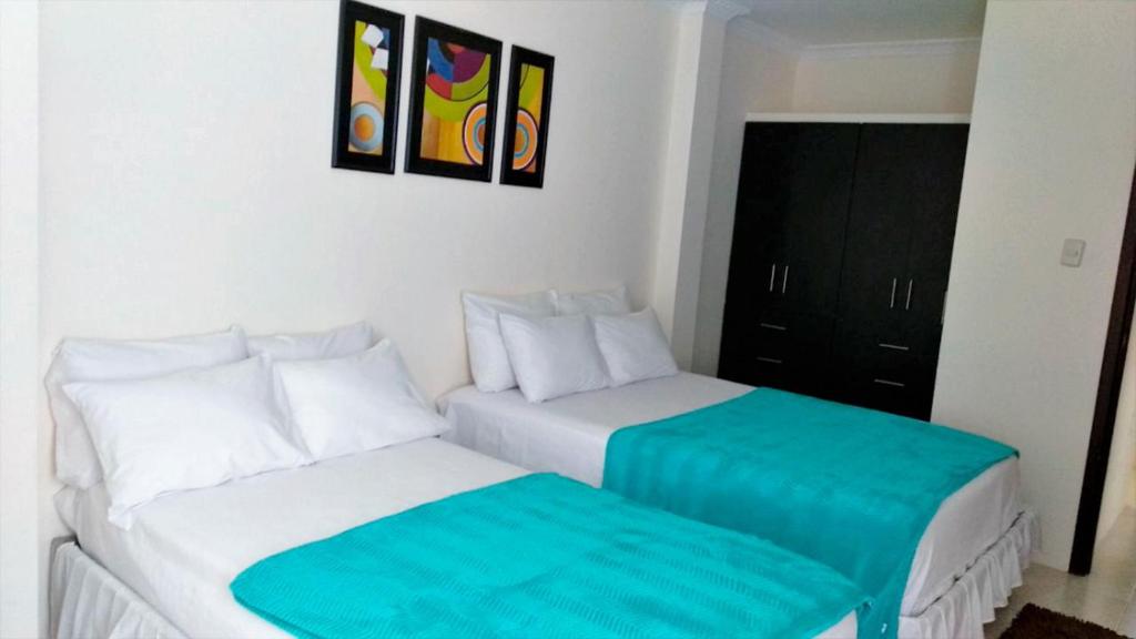dwa łóżka siedzące obok siebie w sypialni w obiekcie Casa Estrella Santa Rosa w mieście Santa Rosa