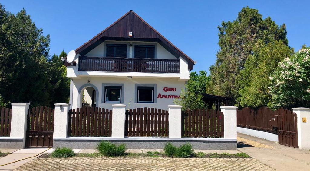 una casa con una valla delante de ella en Geri Apartman, en Mezőkövesd