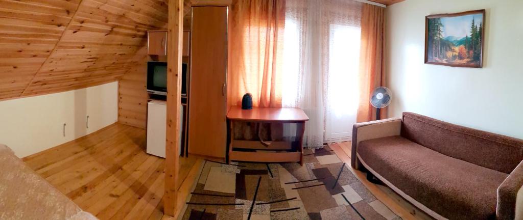 Перлина Дністра - Pièce Quadruple Avec Balcon