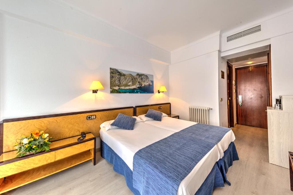 Hotel Voramar - Triple Room With Side Sea View