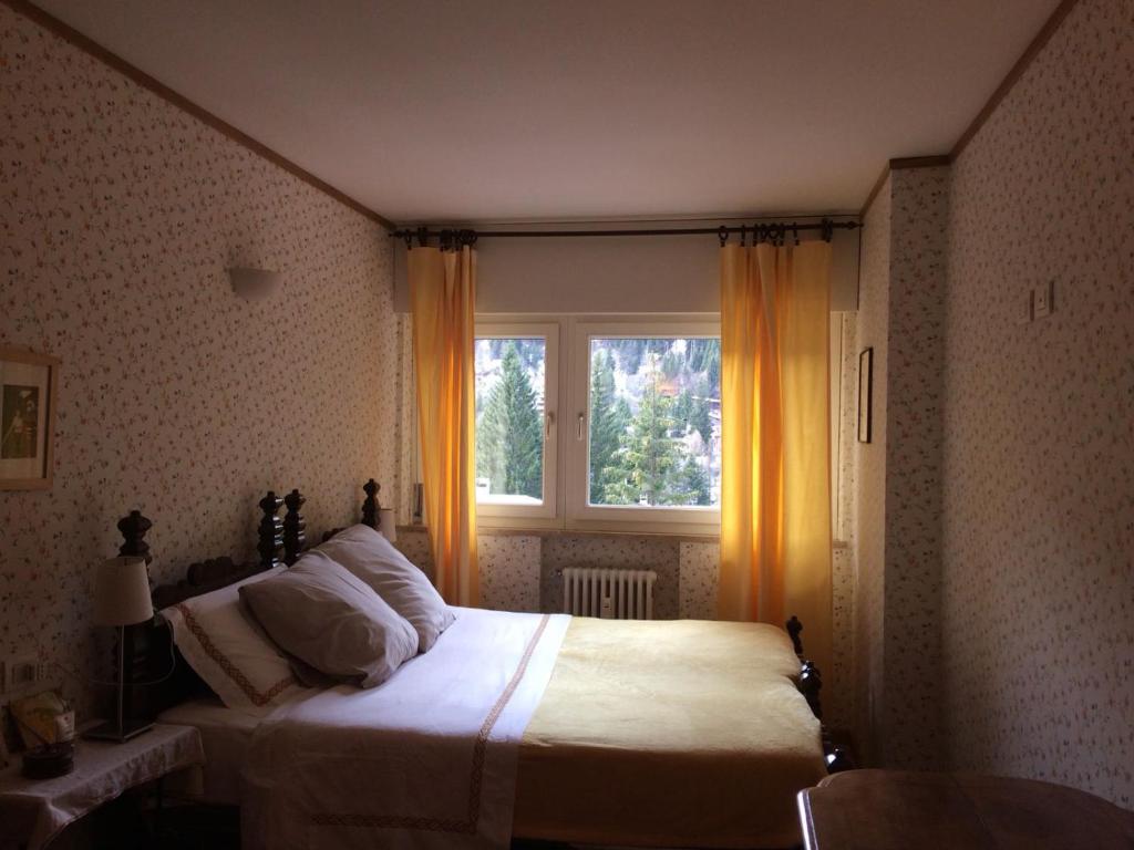 a bedroom with a bed and a window at Casa Margherita in Madonna di Campiglio