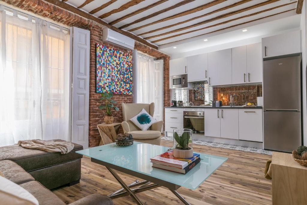 マドリードにあるBonito apartamento en típica corrala en el centro de Madridのリビングルーム(テーブル付)、キッチン