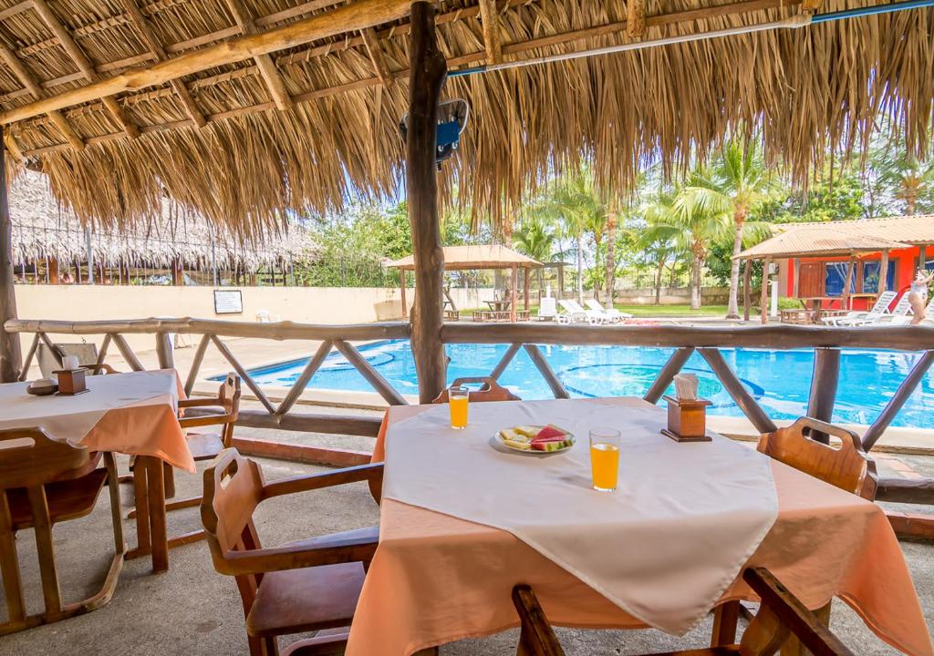 Bazén v ubytování Hotel Guanacaste Lodge nebo v jeho okolí