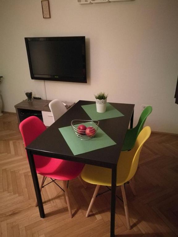 Televízia a/alebo spoločenská miestnosť v ubytovaní Apartment K&A- near Dom sportova