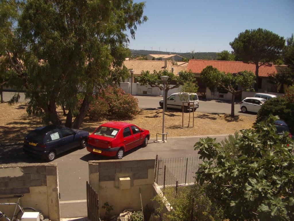 eine Gruppe von Autos, die auf einem Parkplatz geparkt sind in der Unterkunft Charmante chambre d&#39;hôte in Sigean