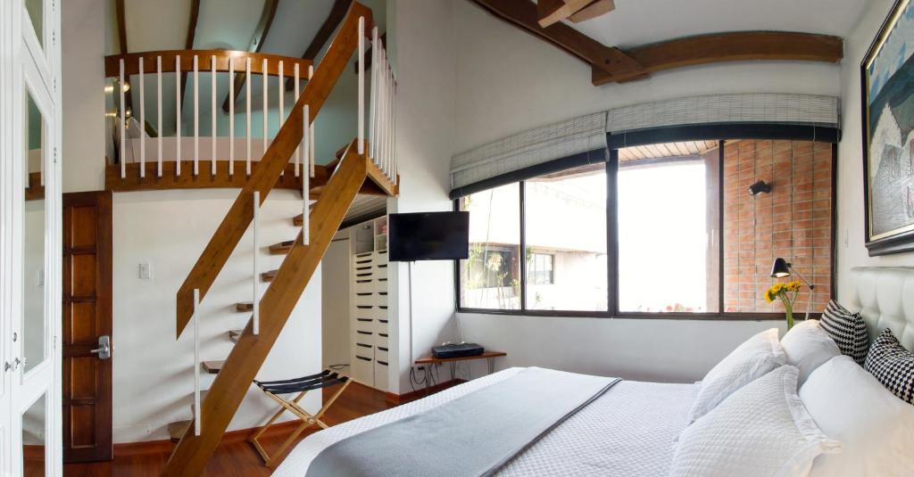 Postel nebo postele na pokoji v ubytování The Penthouse Lodge