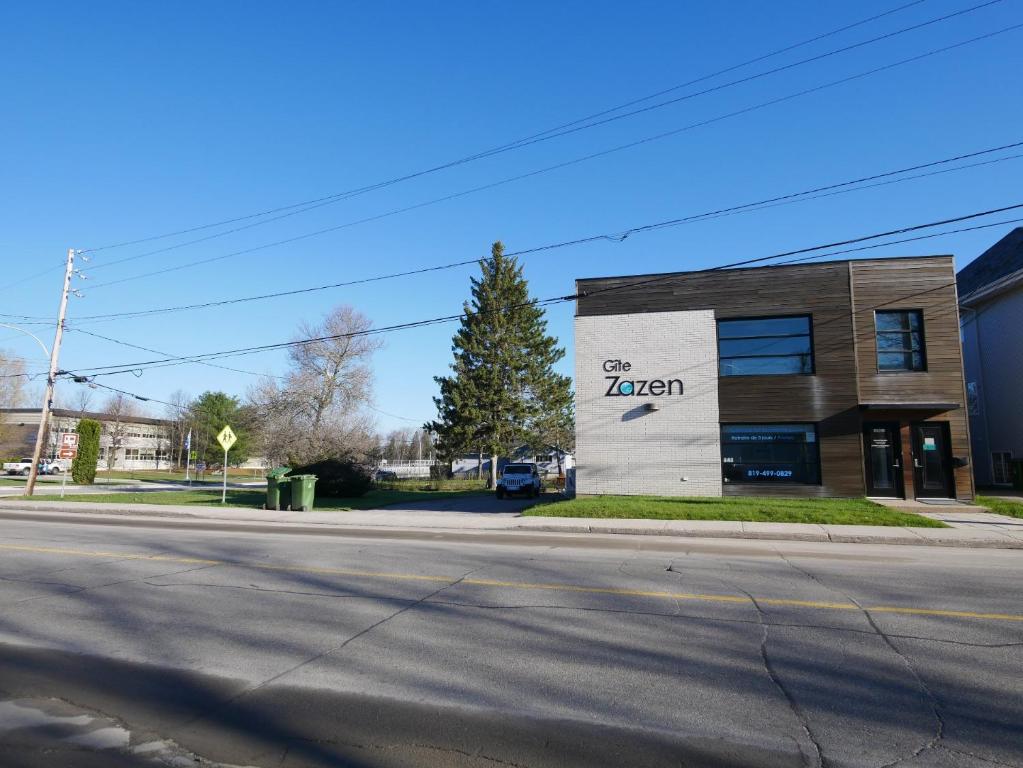 a building on the corner of a street at Gîte Zazen in Mont-Laurier