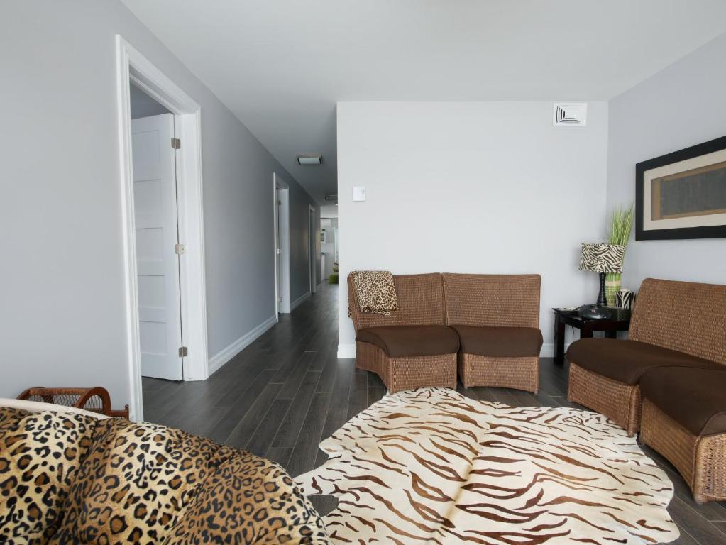 a living room with a leopard print couch and chairs at Gîte Zazen in Mont-Laurier