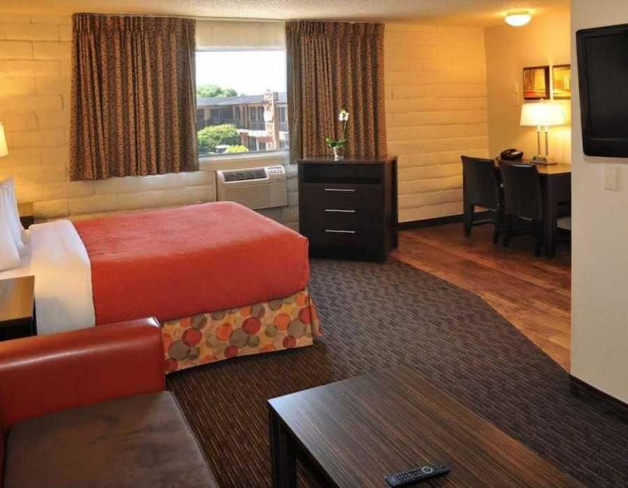 TV a/nebo společenská místnost v ubytování Cimarron Inn Klamath Falls