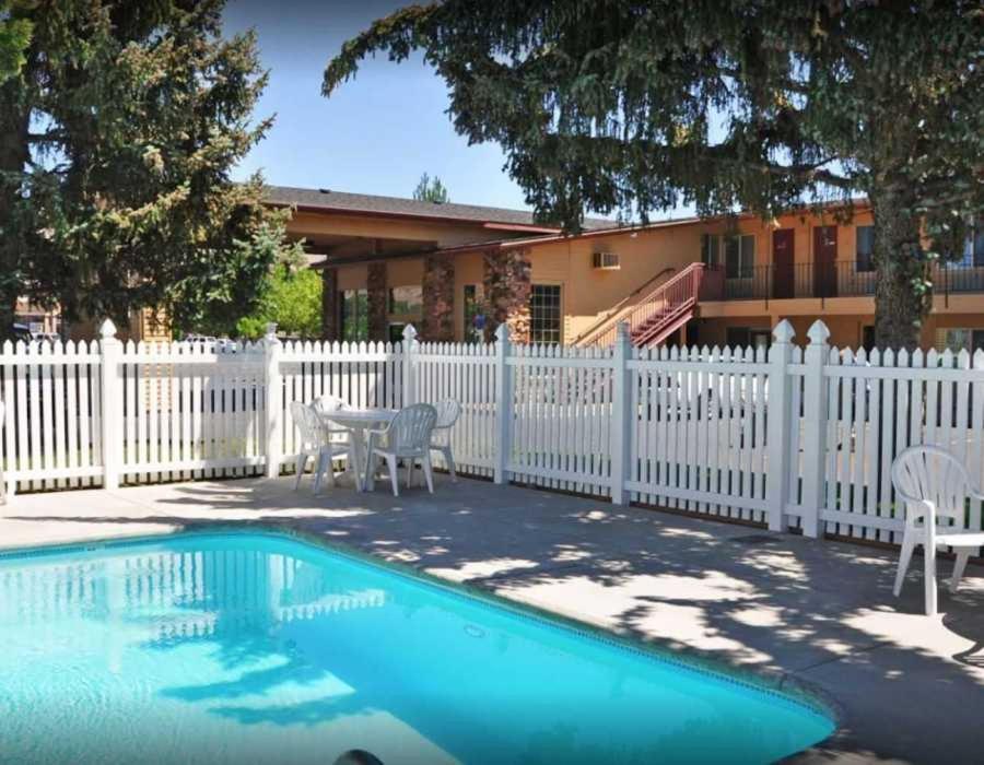 Bazén v ubytování Cimarron Inn Klamath Falls nebo v jeho okolí