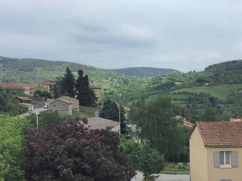 Nespecifikovaný výhled na hory nebo výhled na hory při pohledu z hotelu