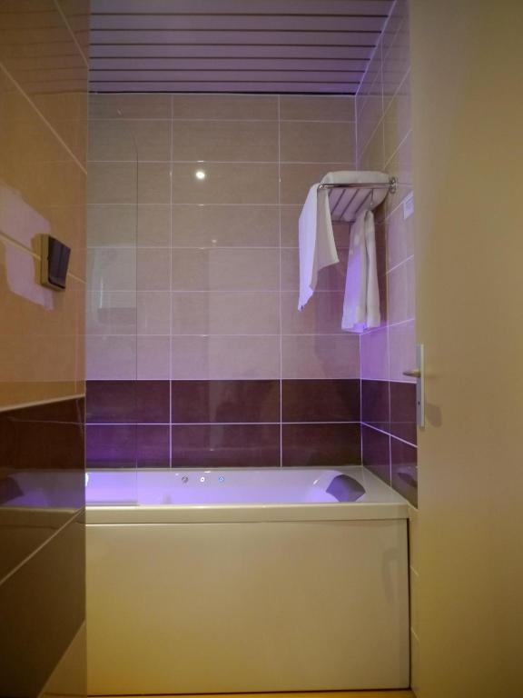 A bathroom at Hôtel Le Barry, Toulouse Nord
