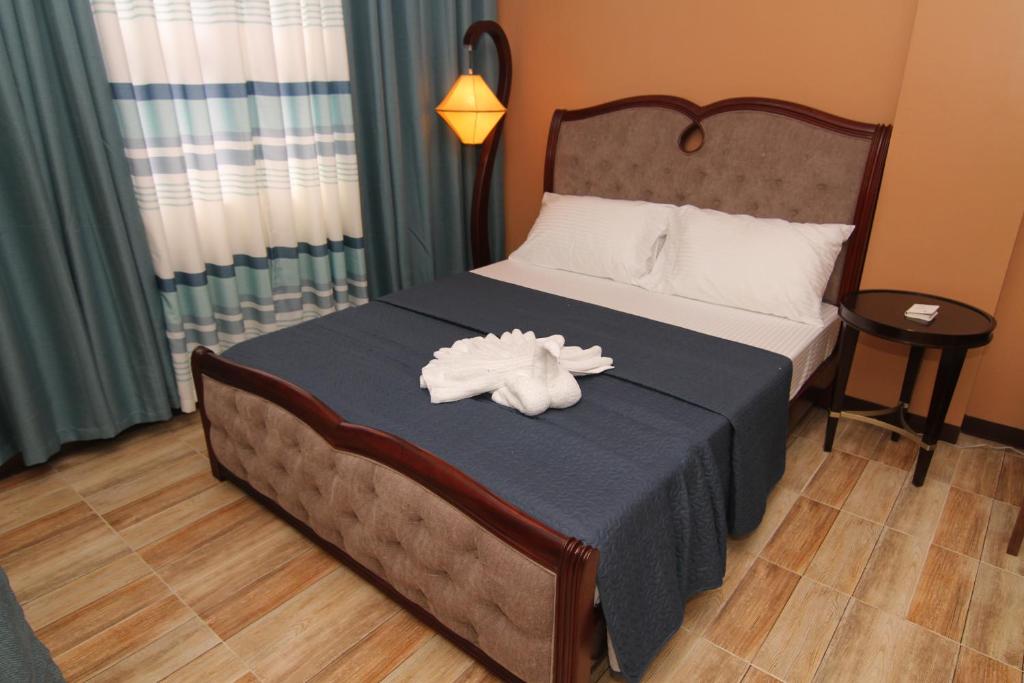 A bed or beds in a room at Charos Dormitel