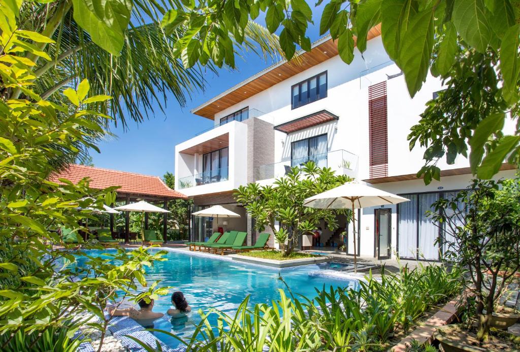 Không gian bên ngoài hòa hợp với thien nhiên,rộng rãi,có hồ bơi tại Hoi An Reverie Villas