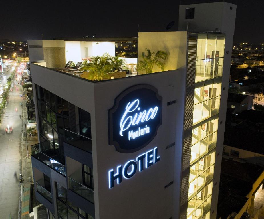 Hotel Cinco Monteria في مونتيريا: علامة على فندق فوق مبنى