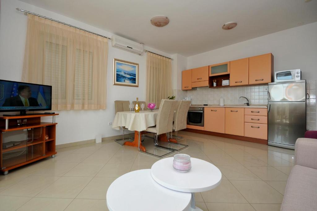 Apartmani Trogir - Superior Two-Bedroom Apartment With Balcony (4+1)