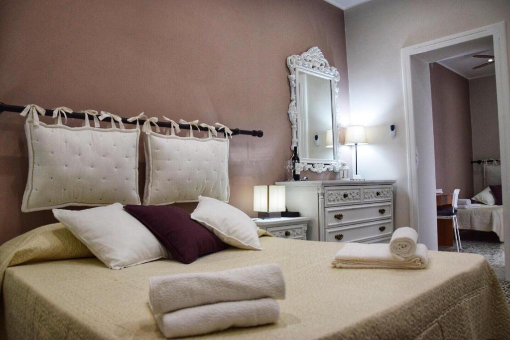 ランダッツォにあるMargheritaのベッドルーム(大型ベッド1台、鏡付)