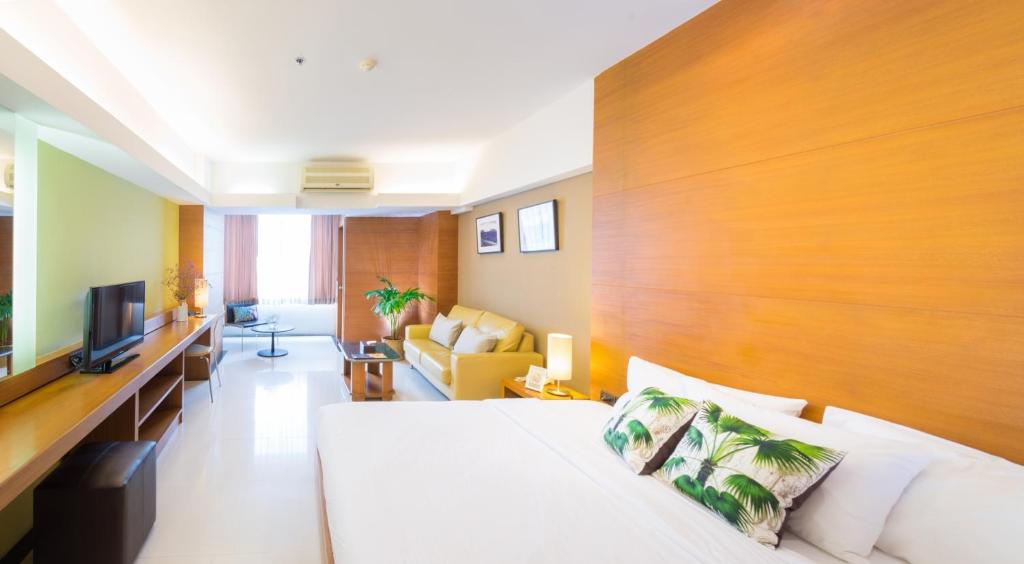 TV a/nebo společenská místnost v ubytování Laemtong Serviced Apartment