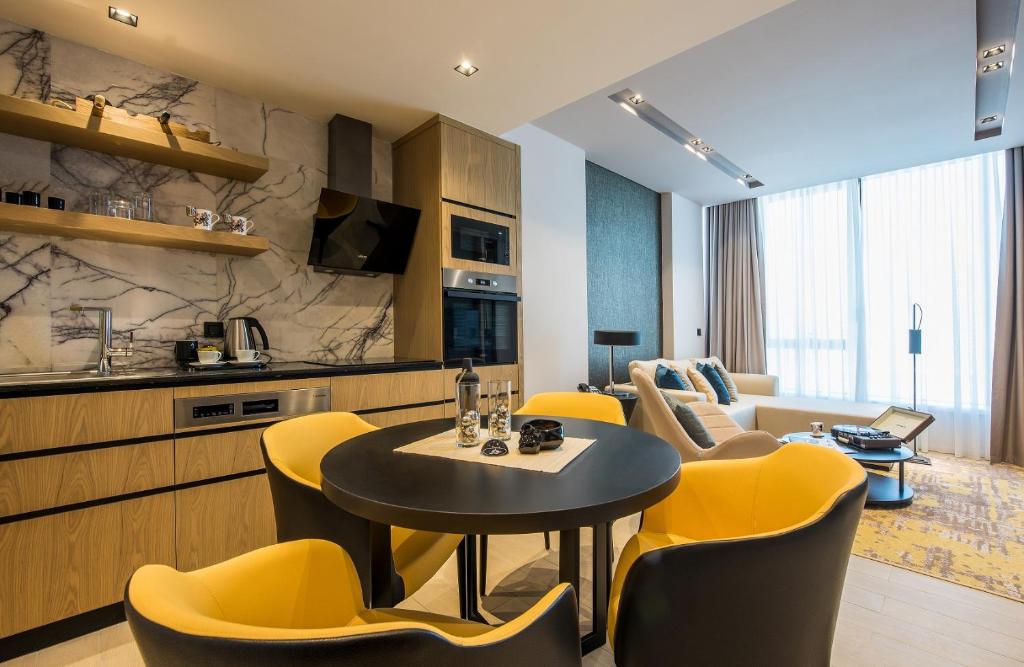 Kuchyň nebo kuchyňský kout v ubytování WestSide Residences by Rotana