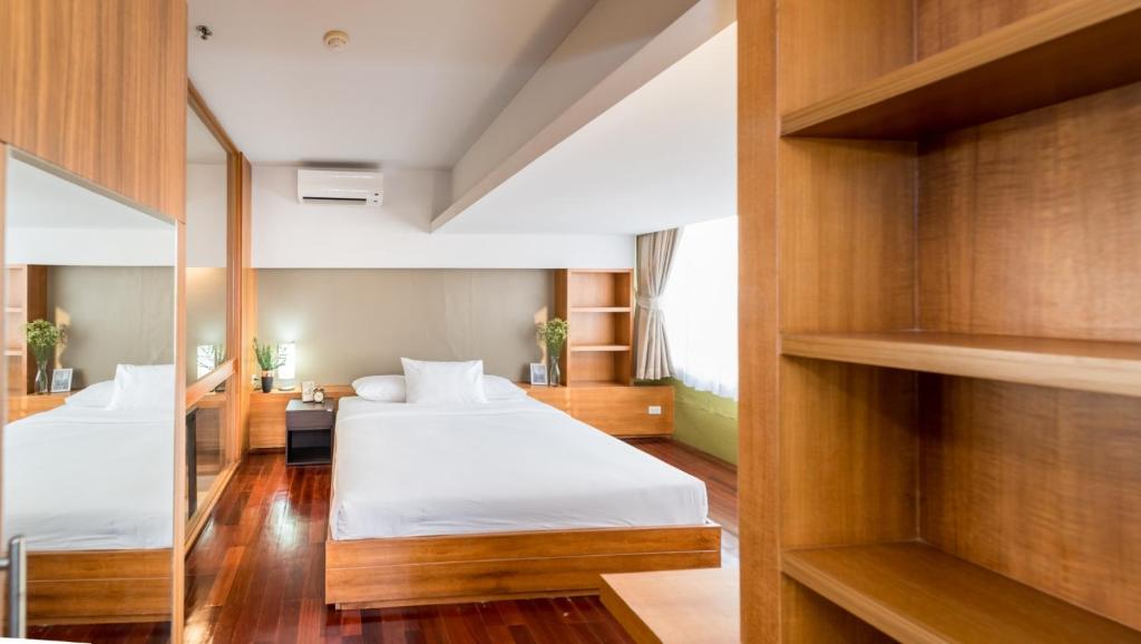 Postel nebo postele na pokoji v ubytování Laemtong Serviced Apartment
