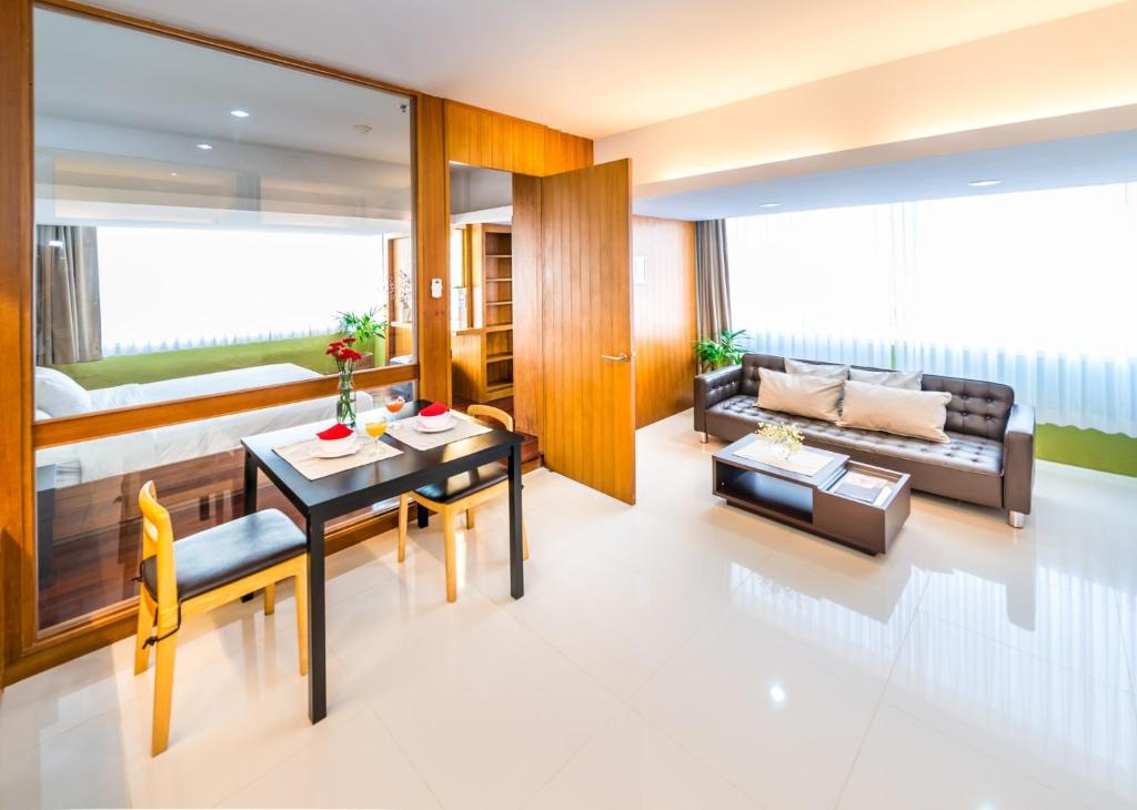 Posezení v ubytování Laemtong Serviced Apartment