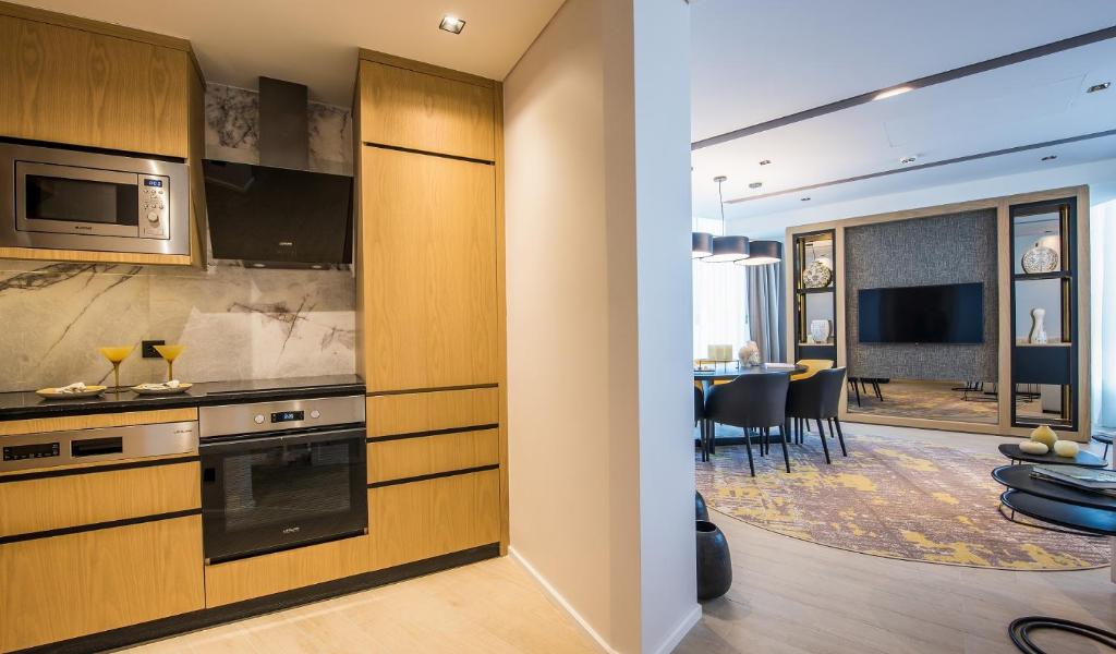 Kuchyň nebo kuchyňský kout v ubytování WestSide Residences by Rotana