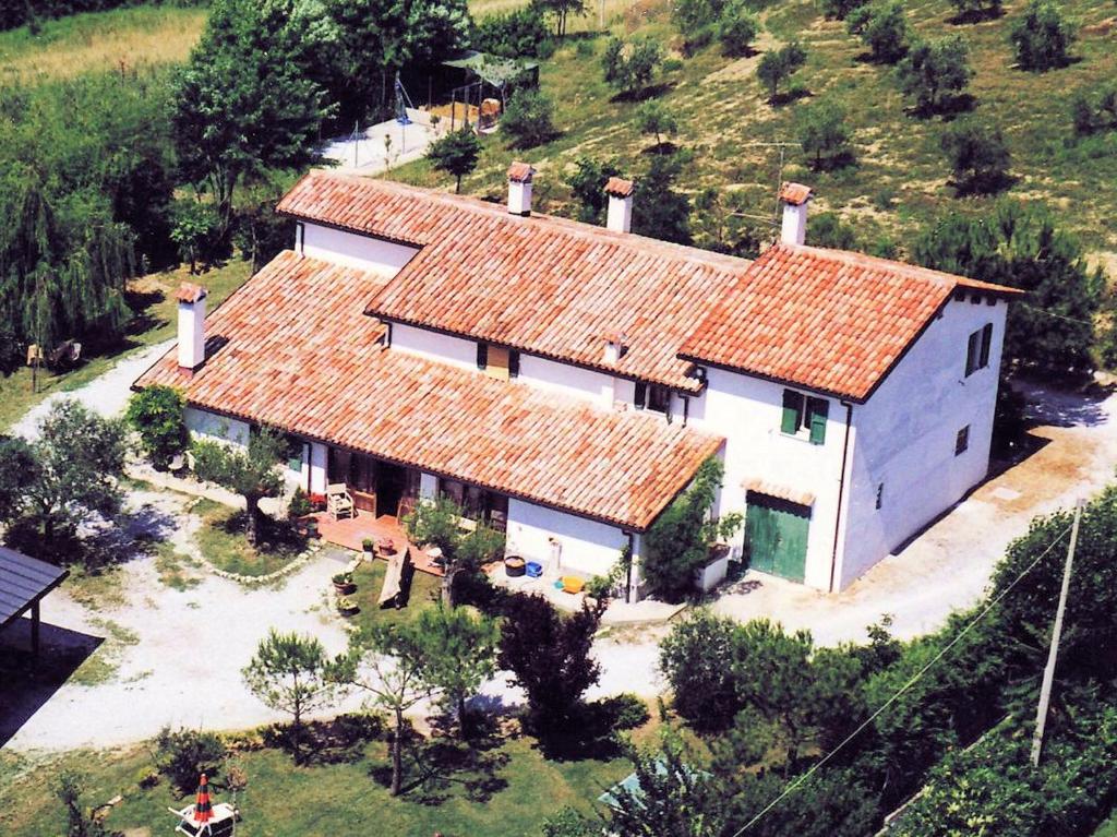 una vista aerea di una casa con tetti rossi di Appartamenti in Villa Shanti a Rimini
