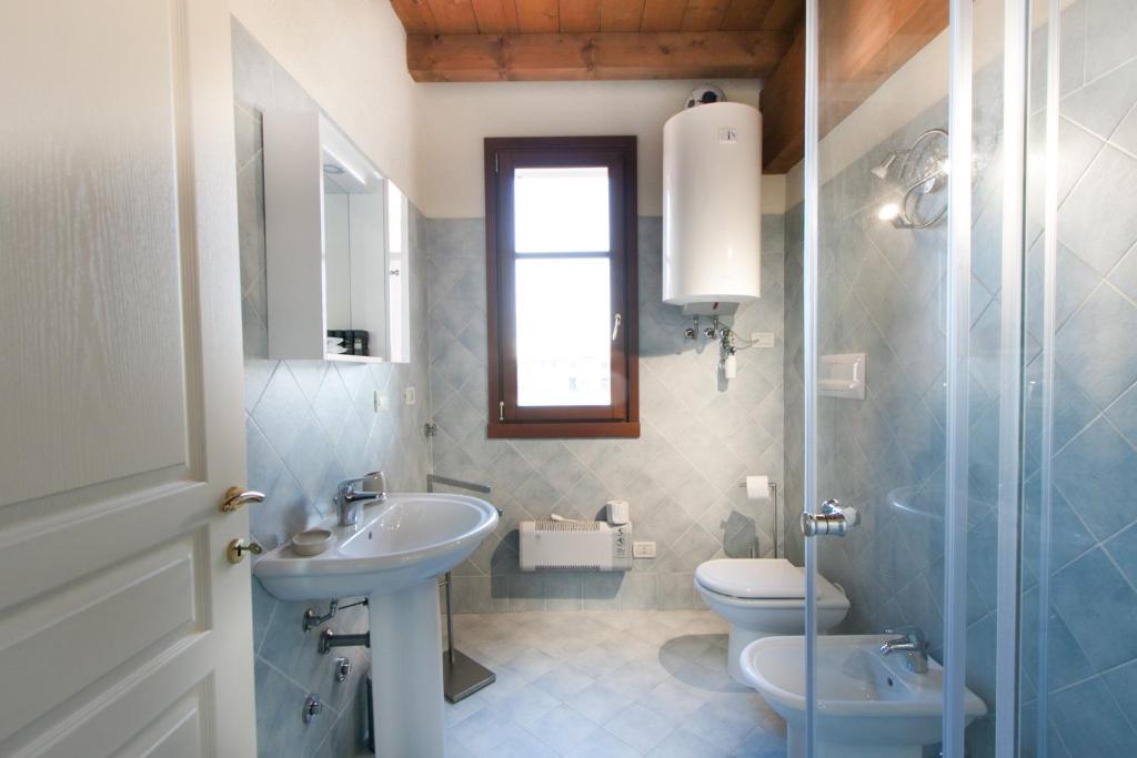 A bathroom at Lugana Resort & Sporting Club