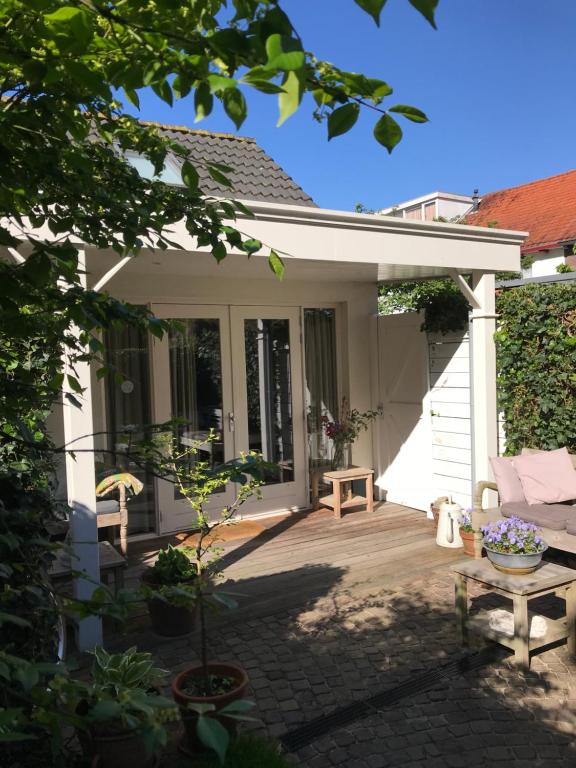 a screened in porch of a house at Het Huisje Breda in Breda