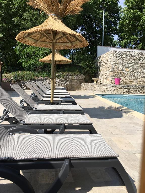 Bazén v ubytování Camping Chalets Les Chênes Verts nebo v jeho okolí