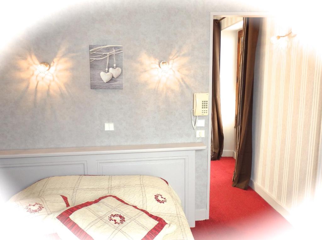 Postel nebo postele na pokoji v ubytování Hôtel Viallet