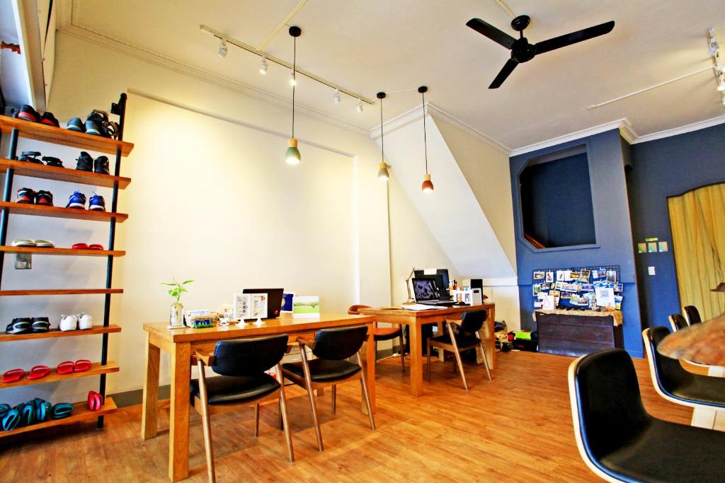 Istumisnurk majutusasutuses Navel Orange Hostel