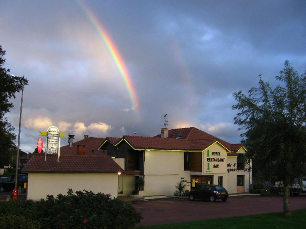 un arco iris en el cielo sobre un edificio en Le Relais d'Etagnac, en Étagnac