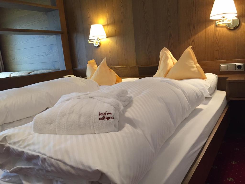 Postel nebo postele na pokoji v ubytování Hotel Am Wolfgrubenersee