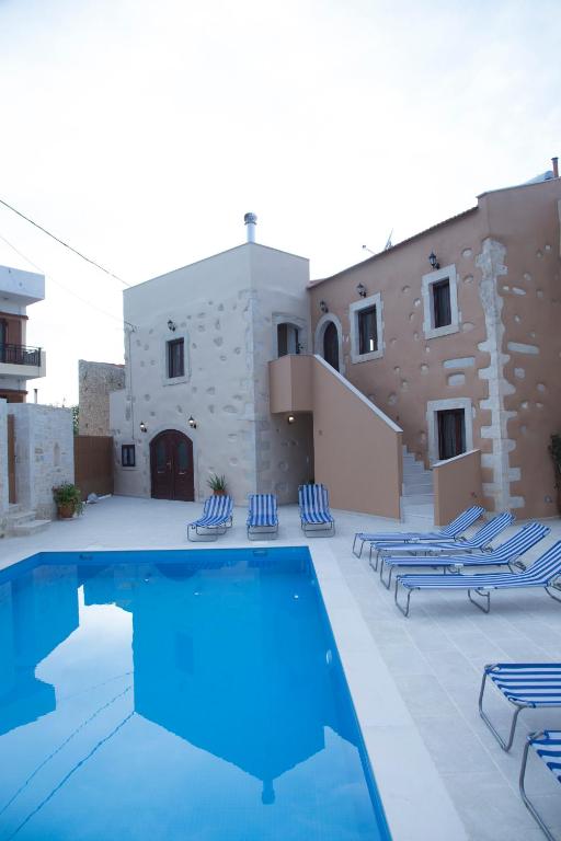 Basen w obiekcie Villa Cardia lub w pobliżu