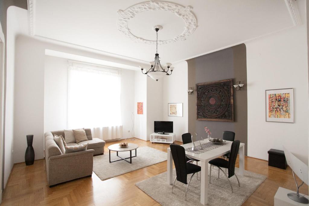 ブダペストにあるRoyal Center Apartmentのリビングルーム(テーブル、ソファ付)