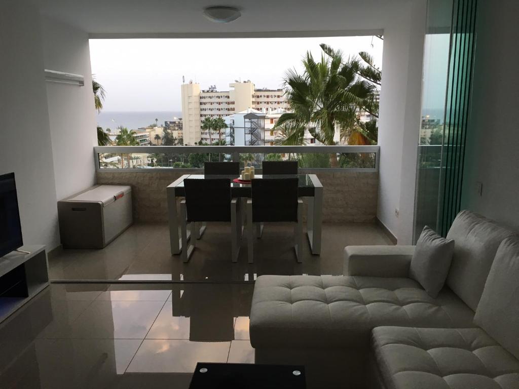 sala de estar con sofá y mesa con vistas en Appartaments Deluxe, en Playa del Inglés