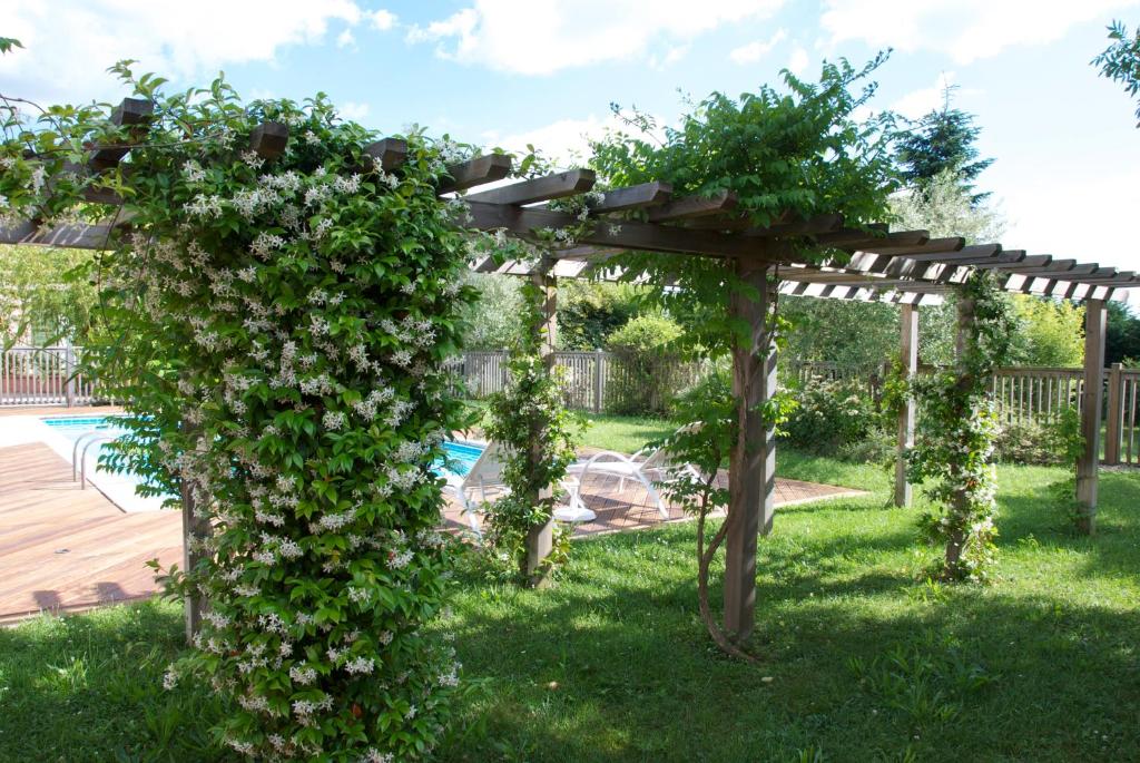 A garden outside Hôtel Le Barry, Toulouse Nord