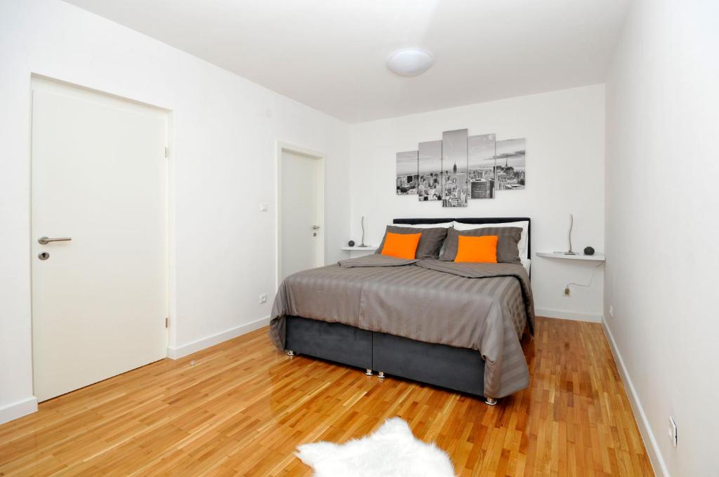 una camera da letto con un letto con cuscini arancioni di Apartment Bonium a Spalato (Split)